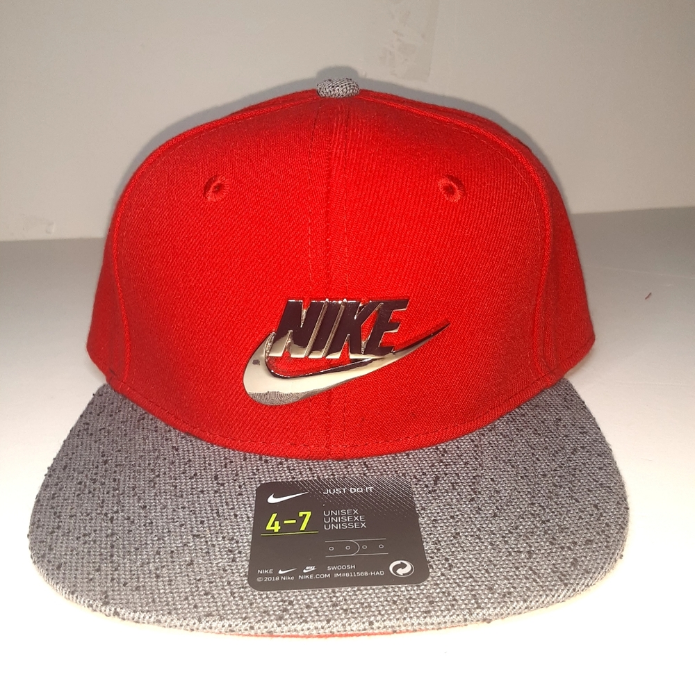 Nike snapback hat for youth,brand new with Tags